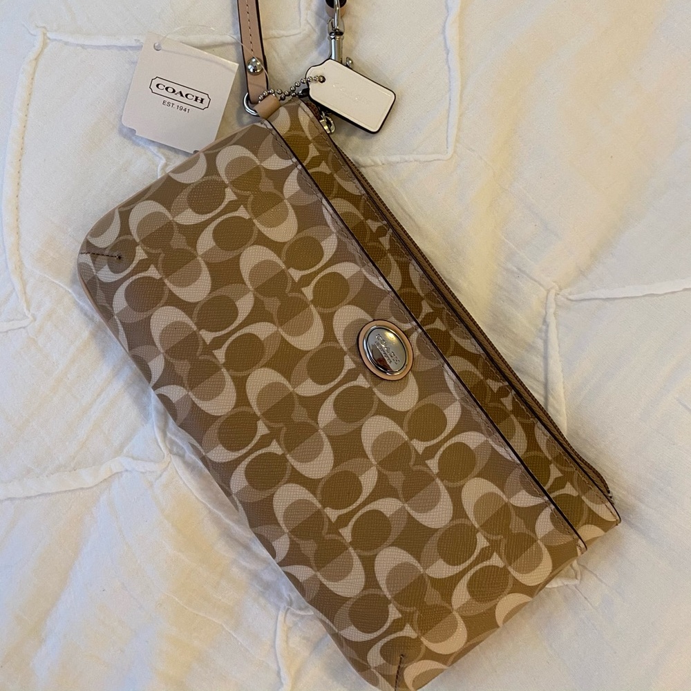 NWT Peyton Dream C GoGo Wristlet StyleF50590